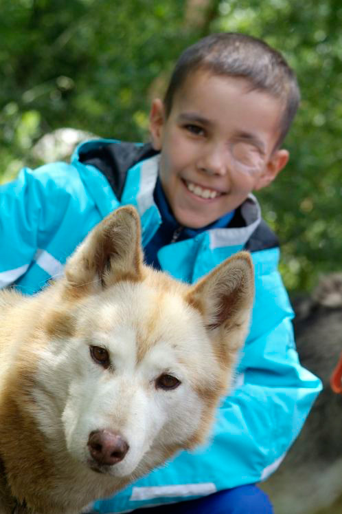 Sourire au poil ! Thomas découvre son nouveau compagnon.