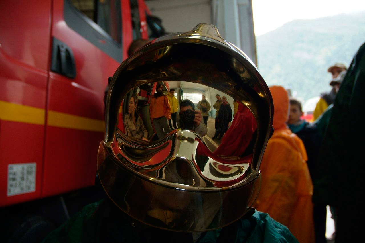 « Mais qui se cache sous ce casque ? Réfléchissez ! »
