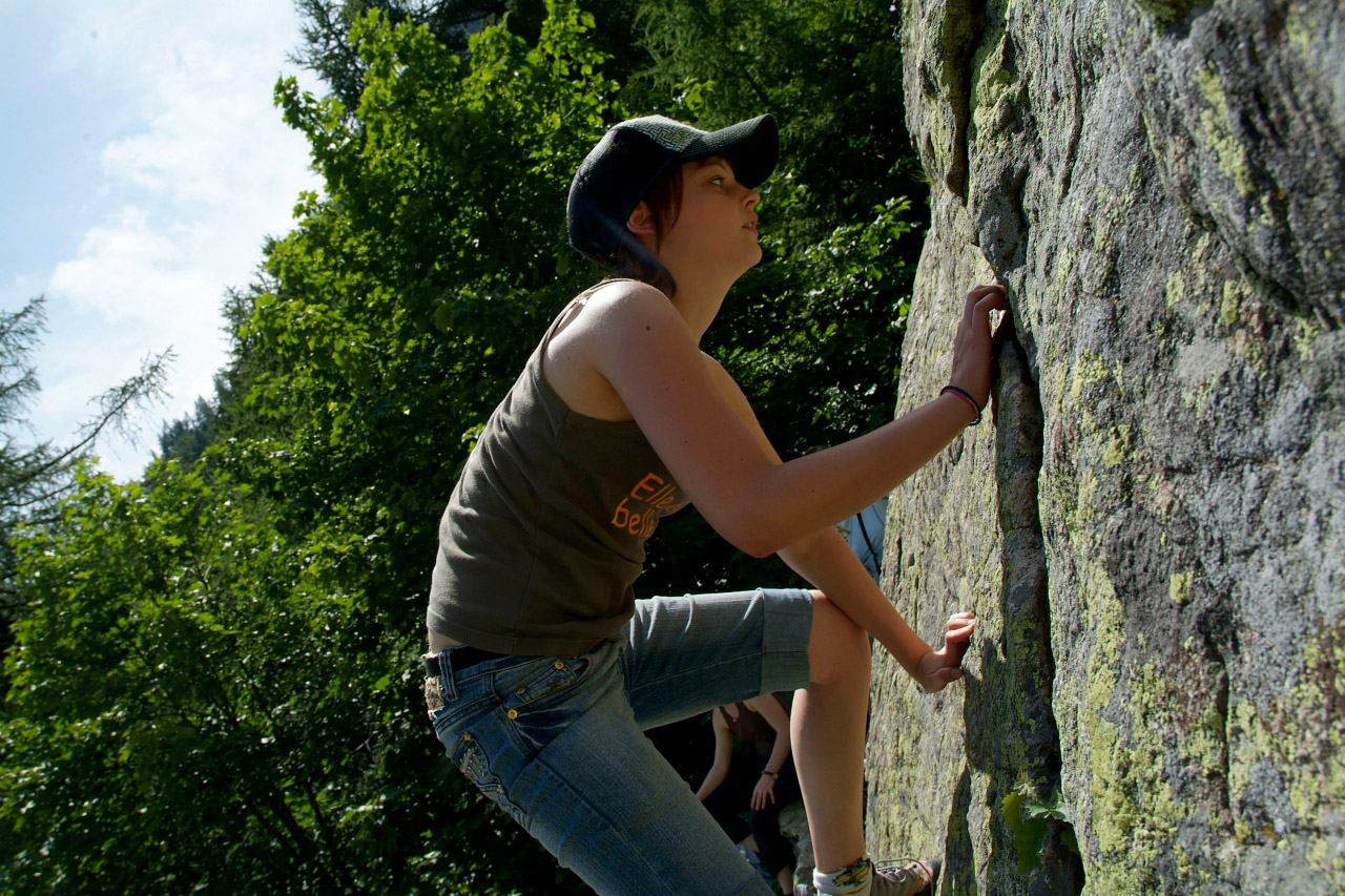 Johanna apprend avec une facilité déconcertante les rudiments de l’escalade !