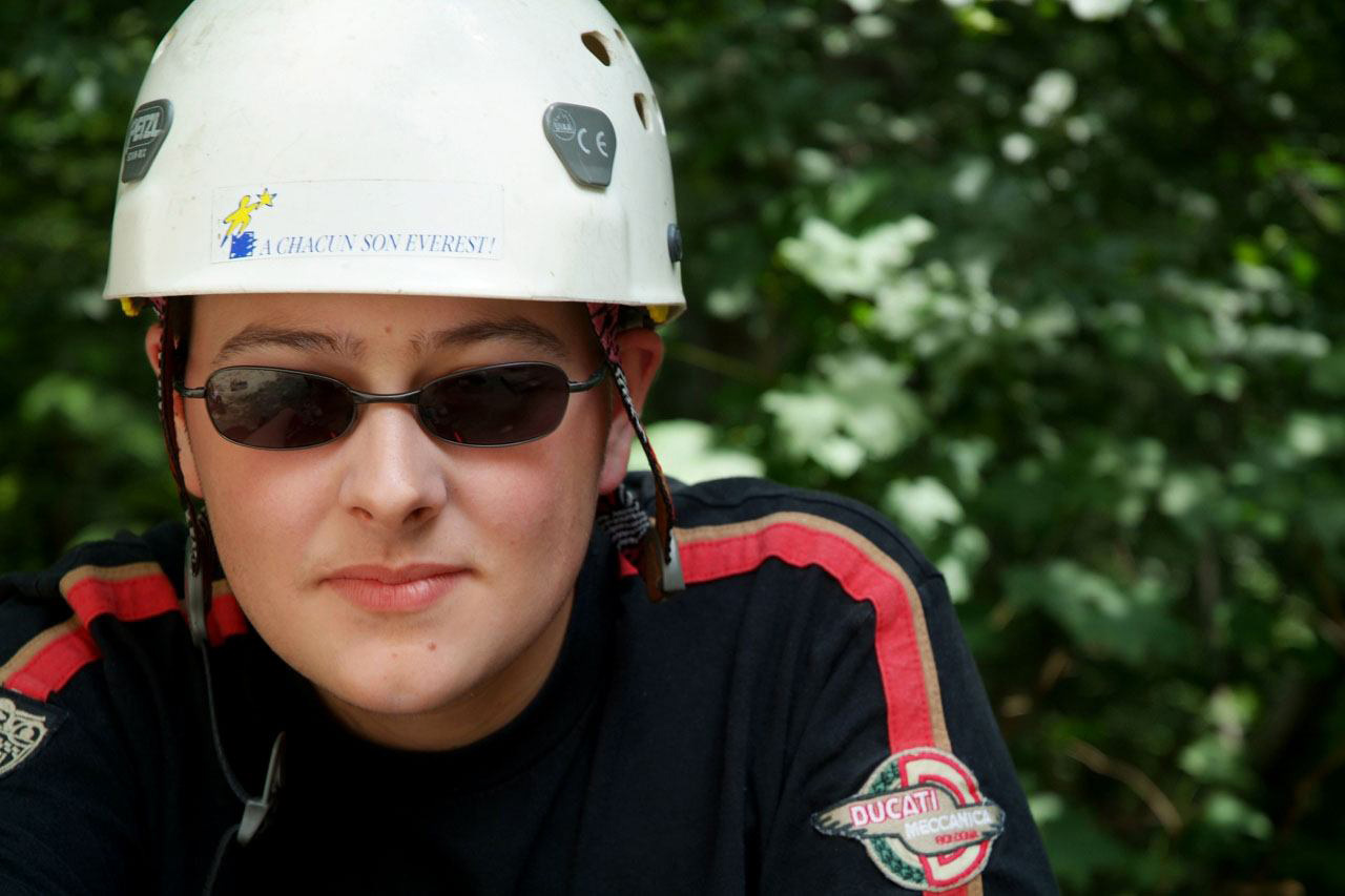 Casque blanc et lunettes noires Arthur semble paré pour soulever les montagnes !