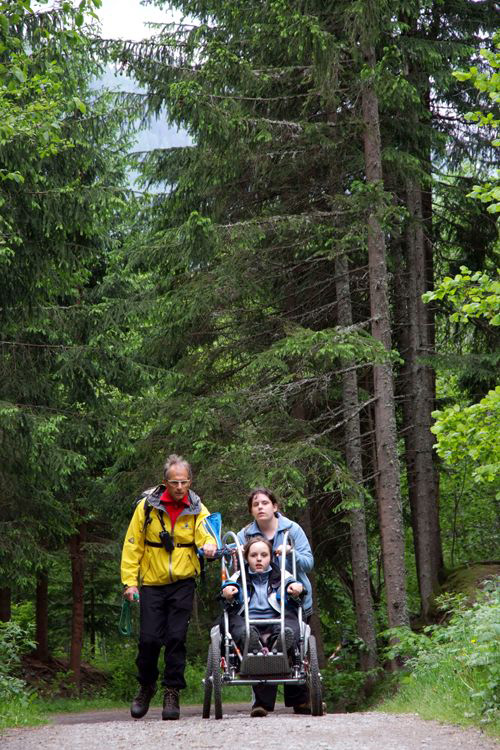 On se sent tout petit à côté de ces grands arbres… (Cindy et Elodie).