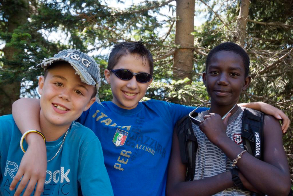 Y’a d’la joie chez nos athlètes qui n’ont même pas l’air fatigués ! (Théo, Vincent et Hamidou)