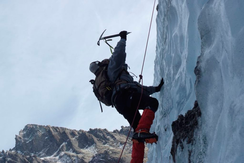 Après nos pérégrinations sur glace, nous passons aux cours d’escalade. Piolet en main, Timothée !