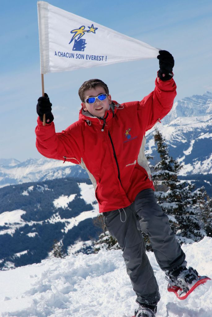 Alexandre rêvait tant d’être porte-drapeau de l’Everest, et il le fait en raquettes.