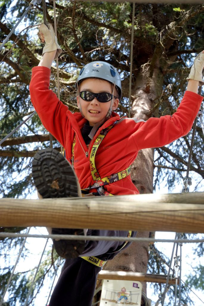 Grand écart pour Damien qui révise sa gymnastique !