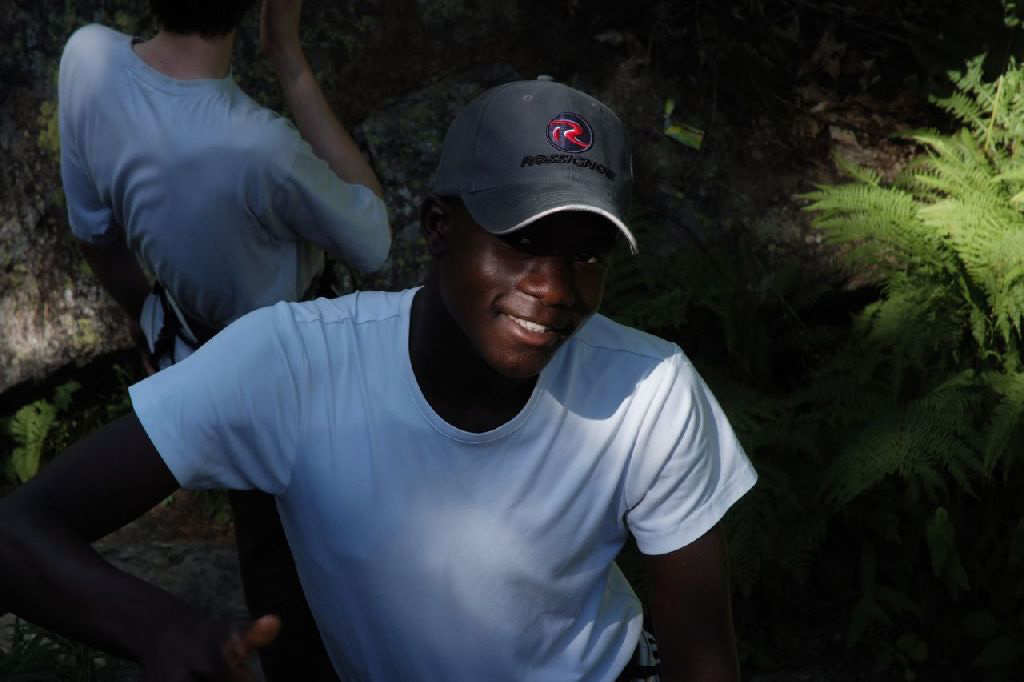 Super grimpeur à la pose au pied du bloc : Abdoul