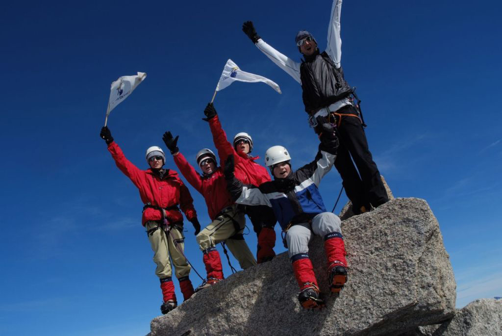 Un groupe de champions hissant haut les couleurs de l’association !