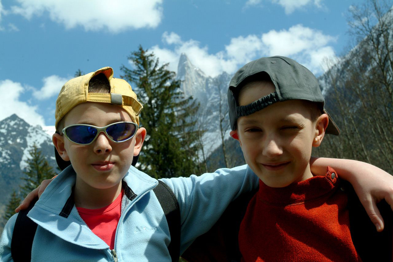 Vous faites quoi avec vos casquettes à l’envers ? Un nouveau groupe de Rap ? (Pamphile et Nils).