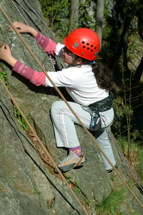 On tire sur les bras, on pousse sur les jambes ! Quelle gymnastique pour Berfin !