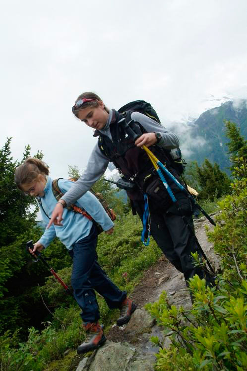 Toujours accompagné de notre partenaire de cordée, nous repartons avec entrain en évitant les nombreux obstacles ! (Solène et Madison)