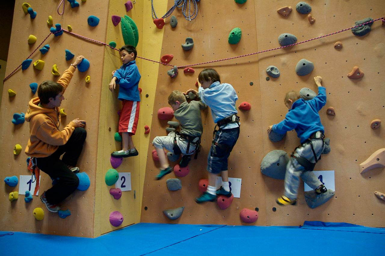 Si vous trouvez ça plus pratique de marcher sur les murs, continuez comme ça les gars ! (Maxence, Grégory, Toussaint et Zinédine).