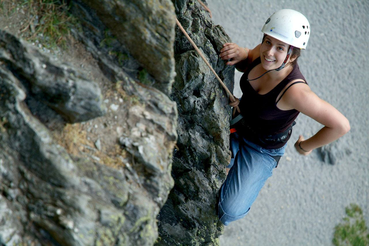 Florine nous donne une vrai leçon d’escalade ! Admirez le geste et surtout faites pareil !