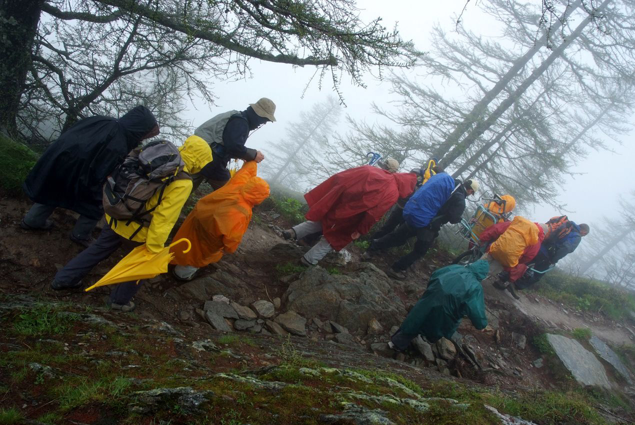 Le chemin devient plus technique, ça se mérite un Everest !