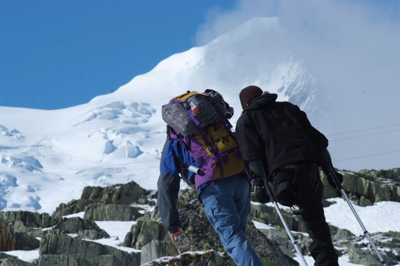 Adjémi, sur-motivé et accompagné de Bernard, ouvre la voie !