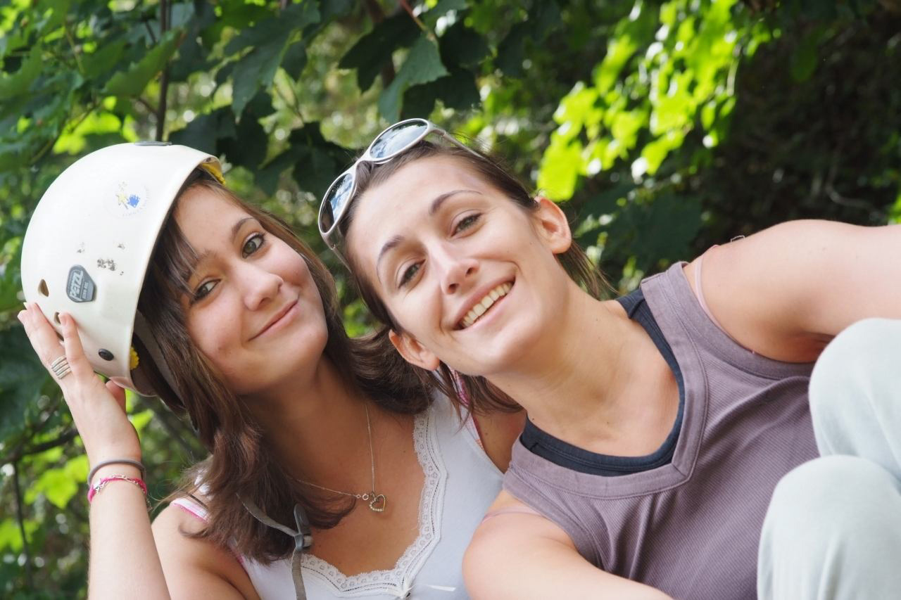 Elodie et Marie, au repos, bien calées sur leur rocher !