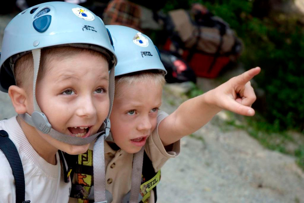 Regarde jusqu’où ils grimpent ! Mais ils sont fous ! (Corentin et Jérémie)
