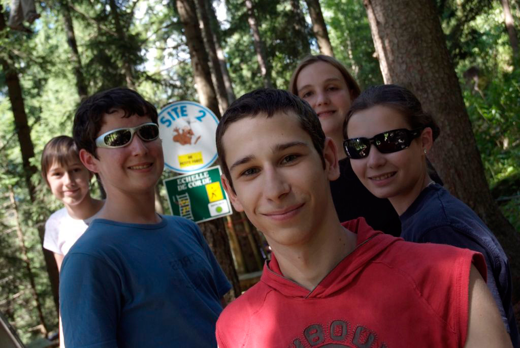 Dernier moment de concentration avant de grimper, avec le sourire ! (Amélie, Ghislain, Robin, Céline et Andréa)