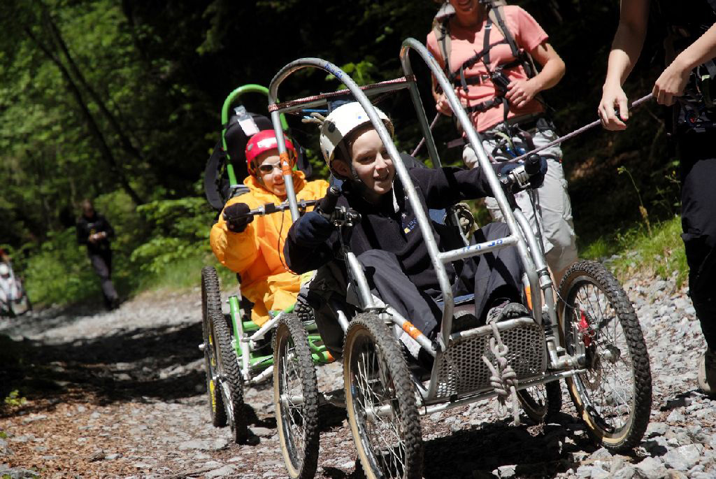 Ca secoue sur les cailloux, il faut s’accrocher les enfants ! (Thibaut et Virginie)