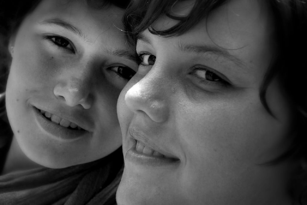 Portraits monochromes de deux compères hautes en couleurs : Charlotte et Cosette !