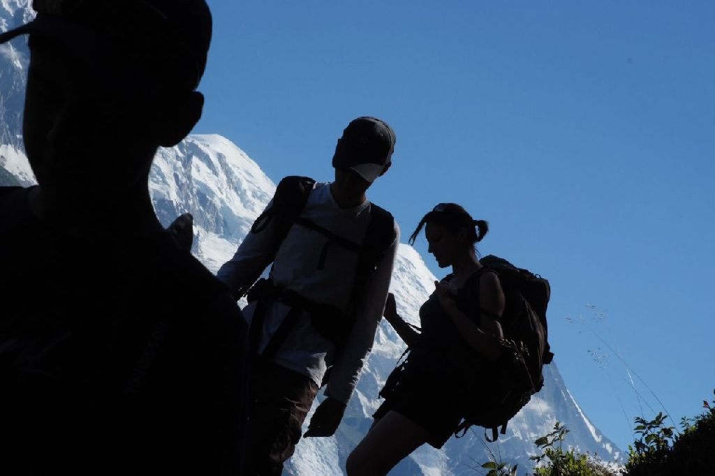 Avec comme décor de fond, le Goûter et le Mont Blanc, les silhouettes découpées  de Stéph, Bryan et Corentin.