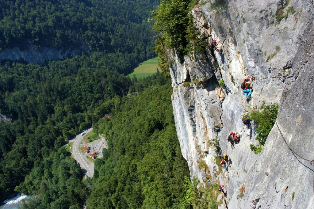 Surplombant de très loin la vallée, nous poursuivons nos pérégrinations rocheuses.