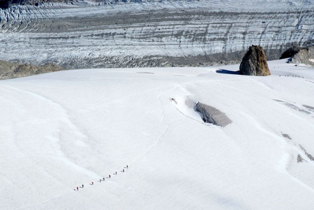 En contrebas, le glacier d’Argentière, comme un fleuve énorme et placide…