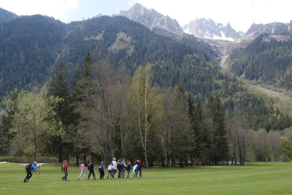 C’est reparti, sous les sommets découpés de Chamonix.