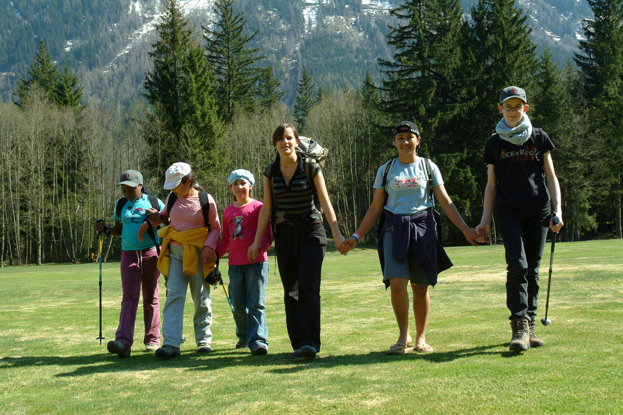 Le golf est fermé, on en profite pour se promener sur ce beau tapis vert ! (Ophélie, Berfin, Alexia et Théophile).