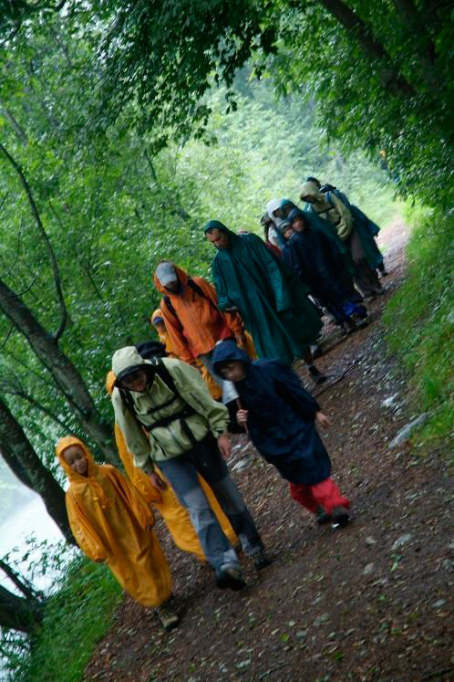 Après un long moment de réflexion, nous décidons, devant la pluie battante, de rebrousser chemin.