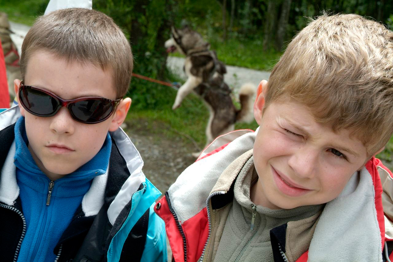 Les gars, il faut vraiment aller chercher votre chien derrière, il ne tient plus en place ! (Hugo et Grégory).