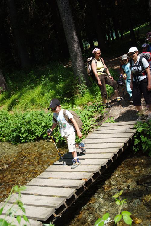 Julien adore prendre le rôle de l’éclaireur quand il faut traverser un obstacle !