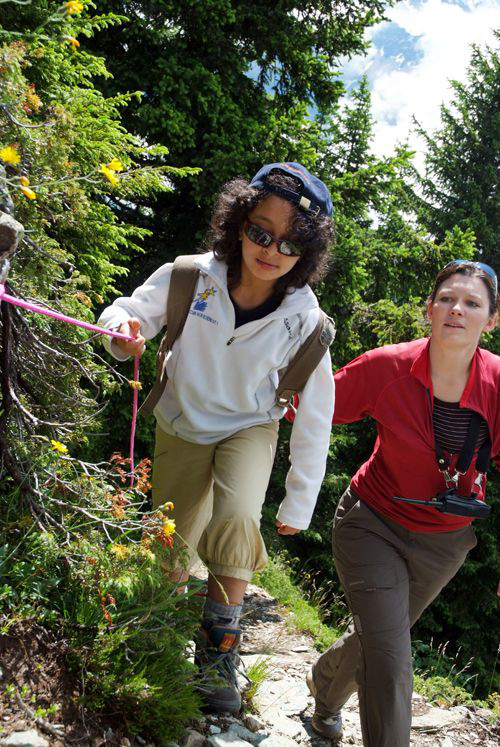 Quelle aubaine de trouver une corde rose en pleine montagne pour passer les difficultés, pas vrai Sihame ?