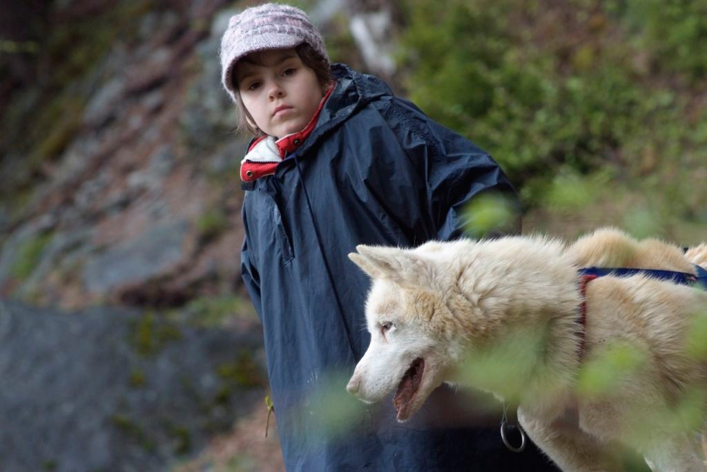 On vit même sous des casquettes de laine, de sérieuses petites  filles apprivoiser  un loup… (Kahina)