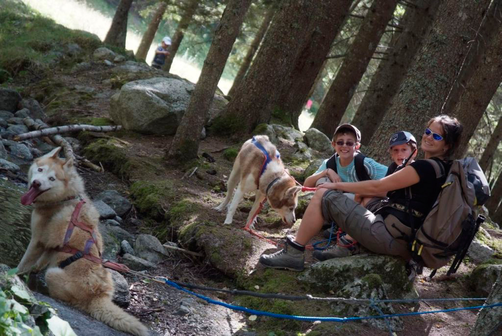 Petite pause désaltérante en sous bois pour chaque équipage ! (Lucas, Timothée et Aude)
