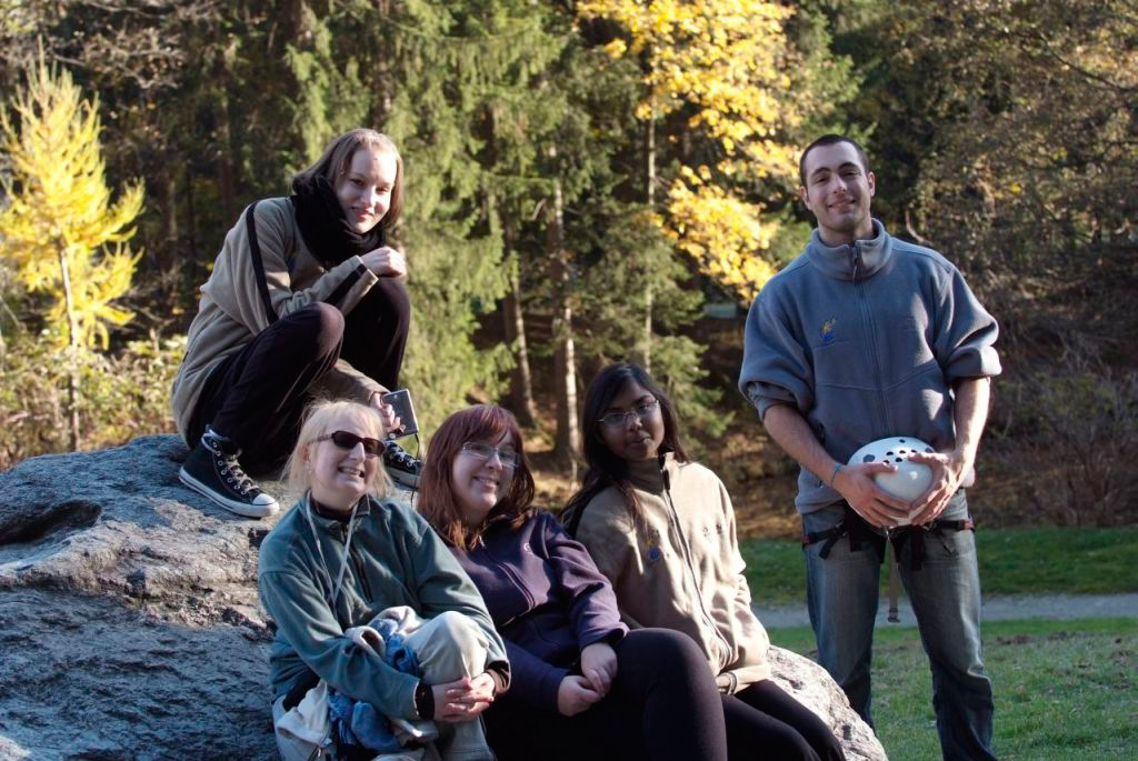 Petite réunion débriefing  au sol : Tim, Sri, Sarah, Ana-Maria et Morgane