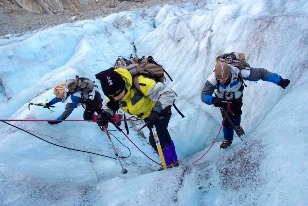 S’extirpant d’une crevasse grâce aux leçons de « cramponnage », 3 glaciéristes hors pair : Laura, Agnès et Paul !