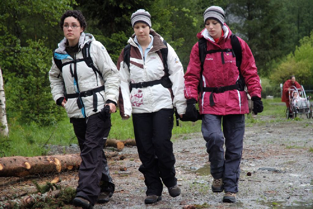 Les filles ont choisi de poursuivre à pied, elles peuvent discuter tranquillement comme ça ! (Chloé, Virginie et Sarah)