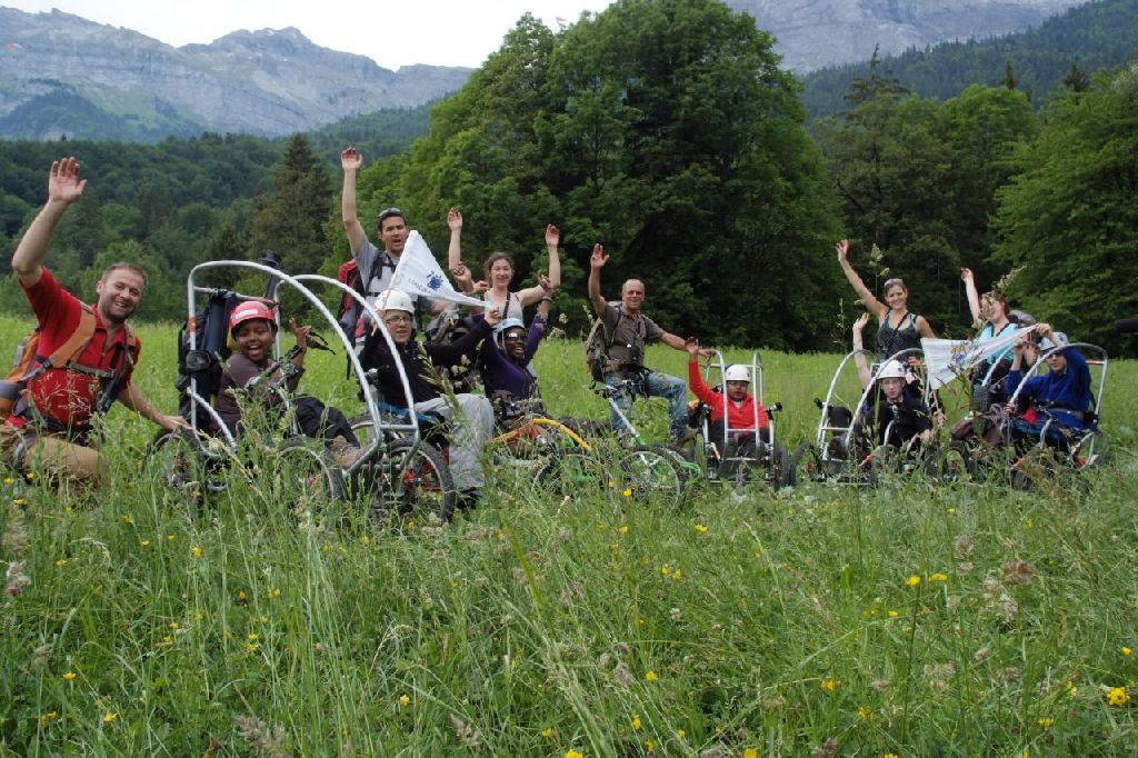 Sur fond de verdure, toute cette énergique équipe au grand complet !