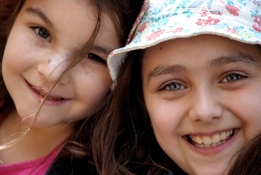 Sourires complices.