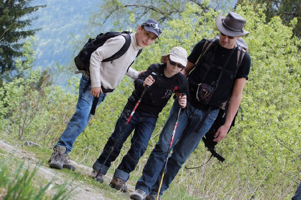 Malgré les petits coups de pompe, on peut toujours compter sur la solidarité des copains ! Tristan, Carlos et Guillaume.
