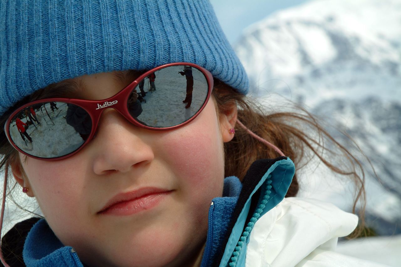 Alexia a du goût : elle s’est habillée aux couleurs de la neige et du ciel !