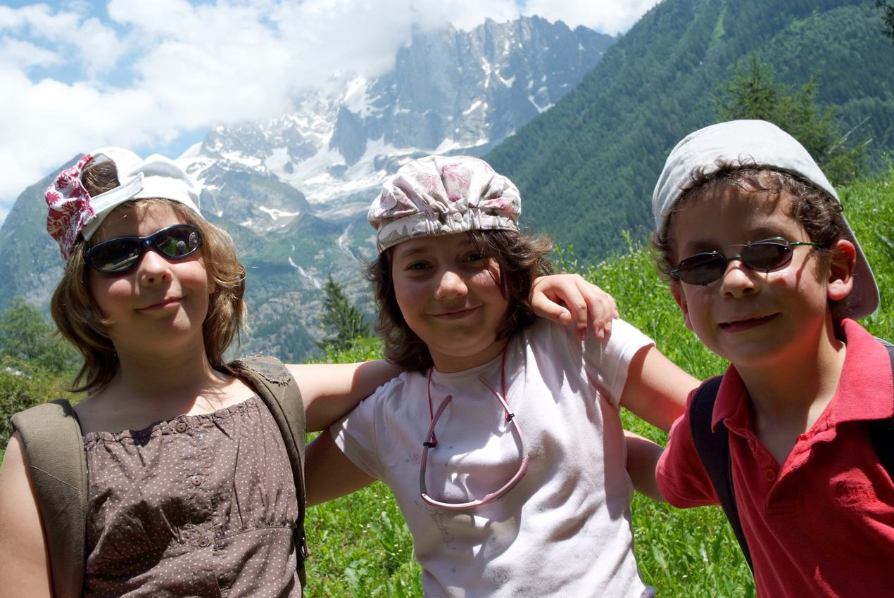 Une petite photo devant la montagne en attendant de la gravir ! (Maëva, Mathilda et Souphyan).