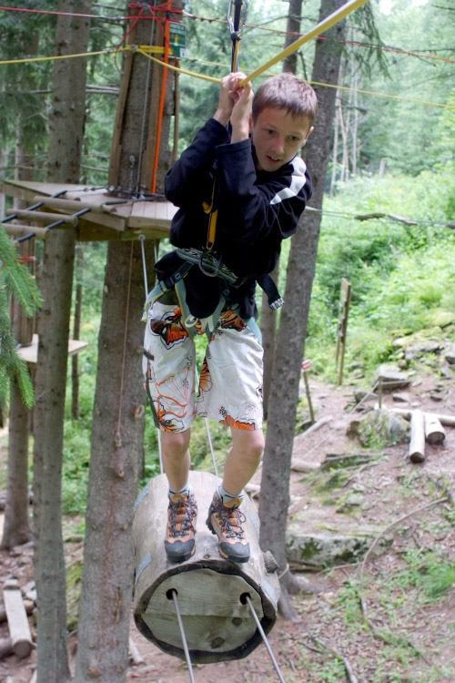 Quand il ne ski pas, il fait du vélo ou encore du surf dans les arbres, il est vraiment intenable Joan !