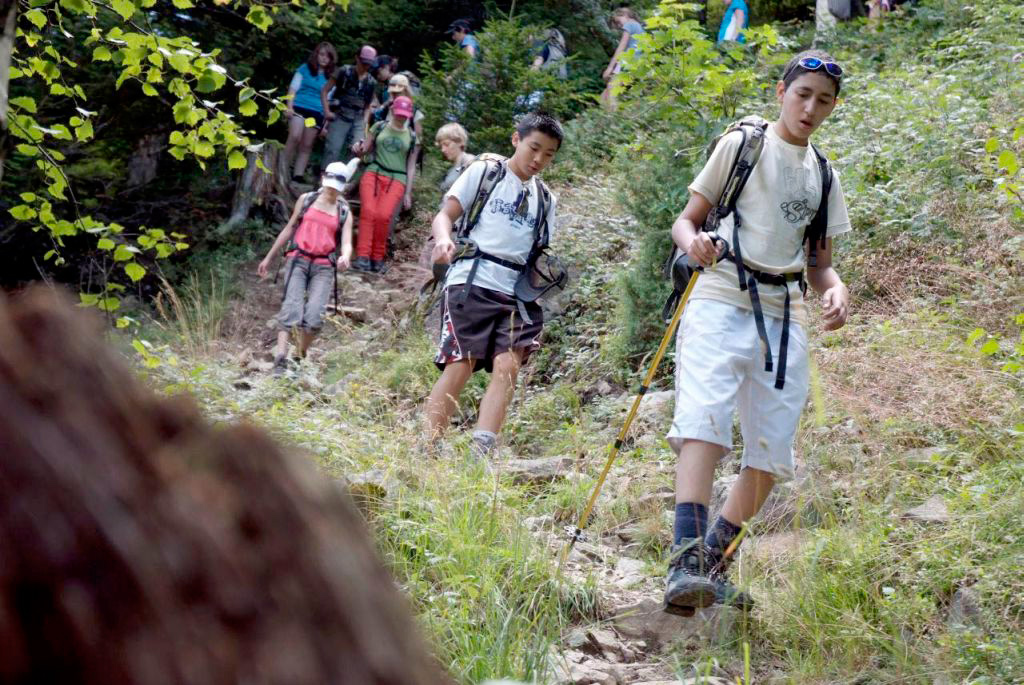 Aymane semble assez efficace pour guider ses amis en montagne !