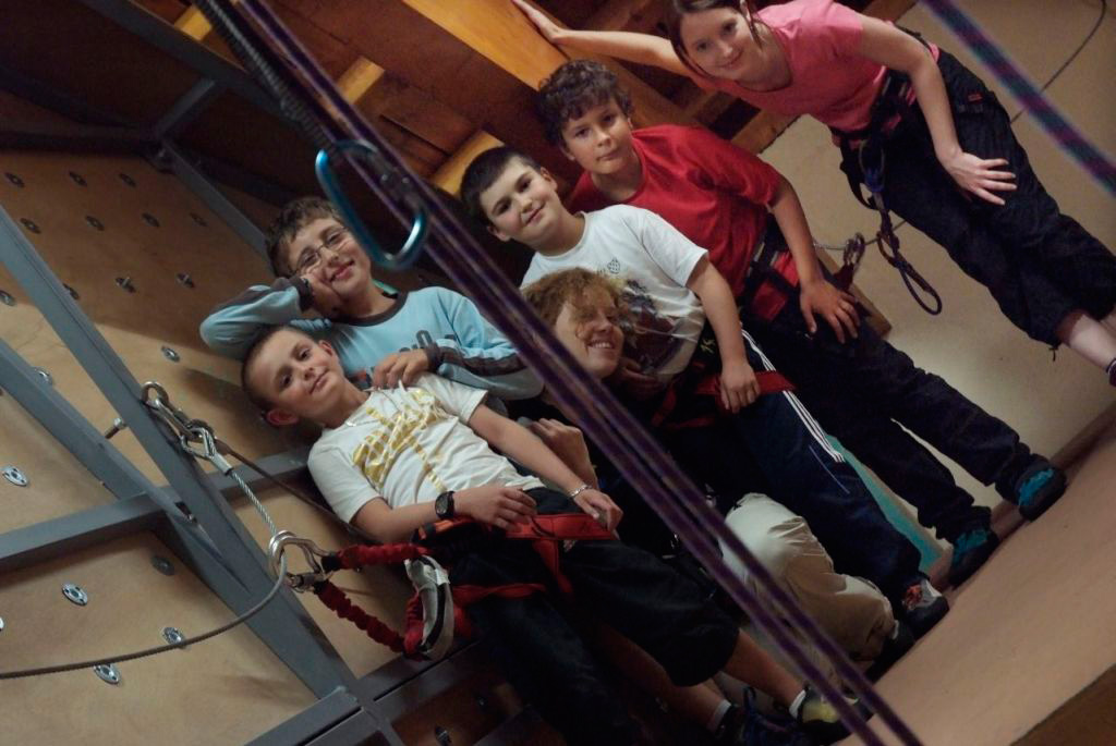 Tout là-haut, le 1er groupe de courageux s’élance en rappel ! (Gautier, Antoine, Lucas, Céline, Benoît et Caroline)