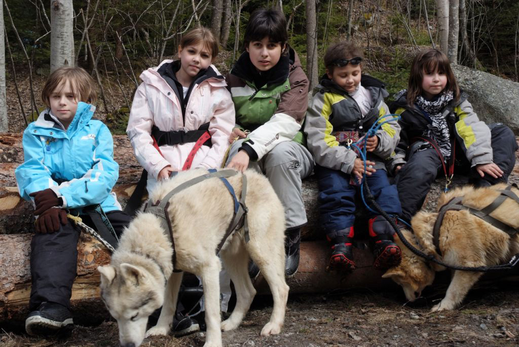 Les chiens font tout le travail, mais on veut quand même se reposer ! (Louis, Leslie, Laura, Mellina et Louna)