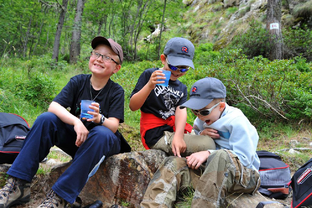 Il est question pour Simon, Lucas et Gabriel de faire une cascade d’eau avec les gobelets.