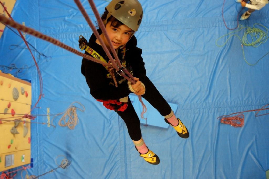 Léna, en un rappel de plus de 10m de haut !