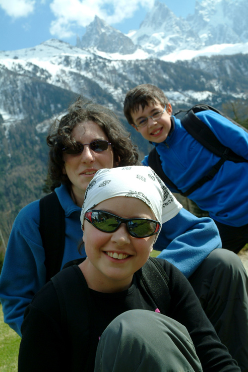 La montagne qui est derrière, tu crois qu’on peut la grimper ? (Johanna, Adeline et Théo).
