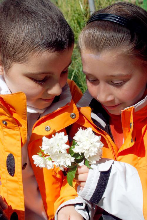 Il ne faudra pas qu’on oubli de ramener des fleurs à tout le monde ! (Pauline et Marine)